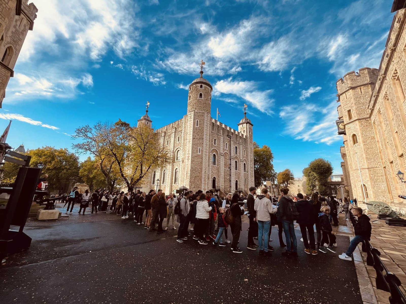 torre de londres con visitantes y guardias