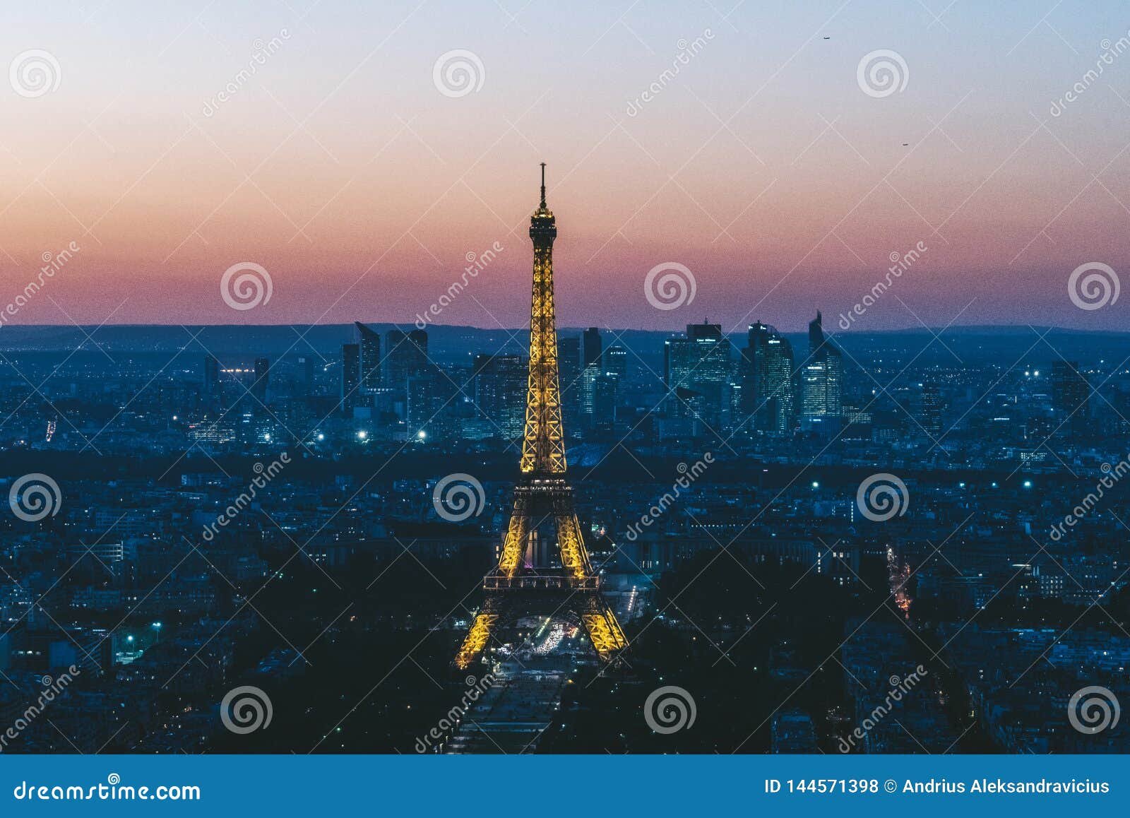 torre eiffel iluminada al atardecer