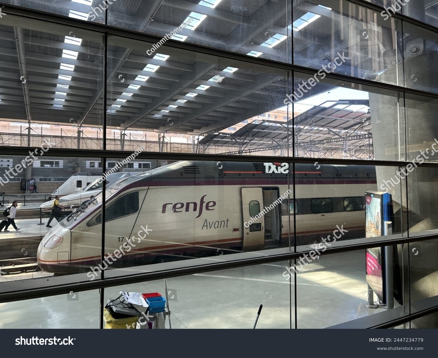 tren avant en estacion moderna