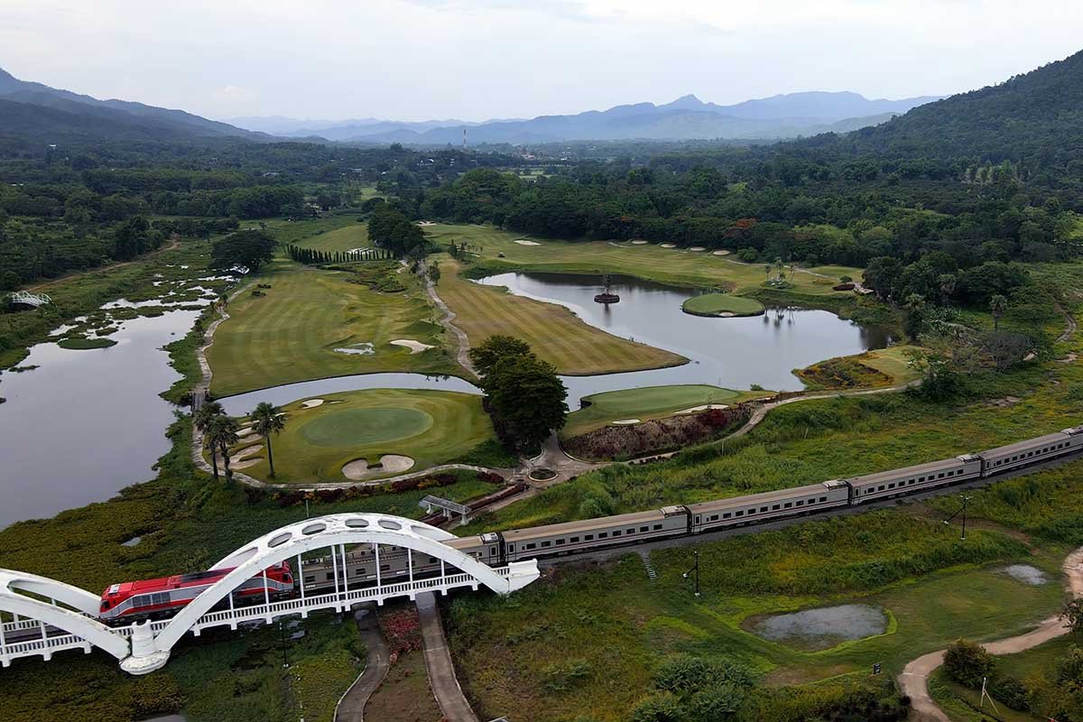 tren nocturno viajando por paisajes tailandeses