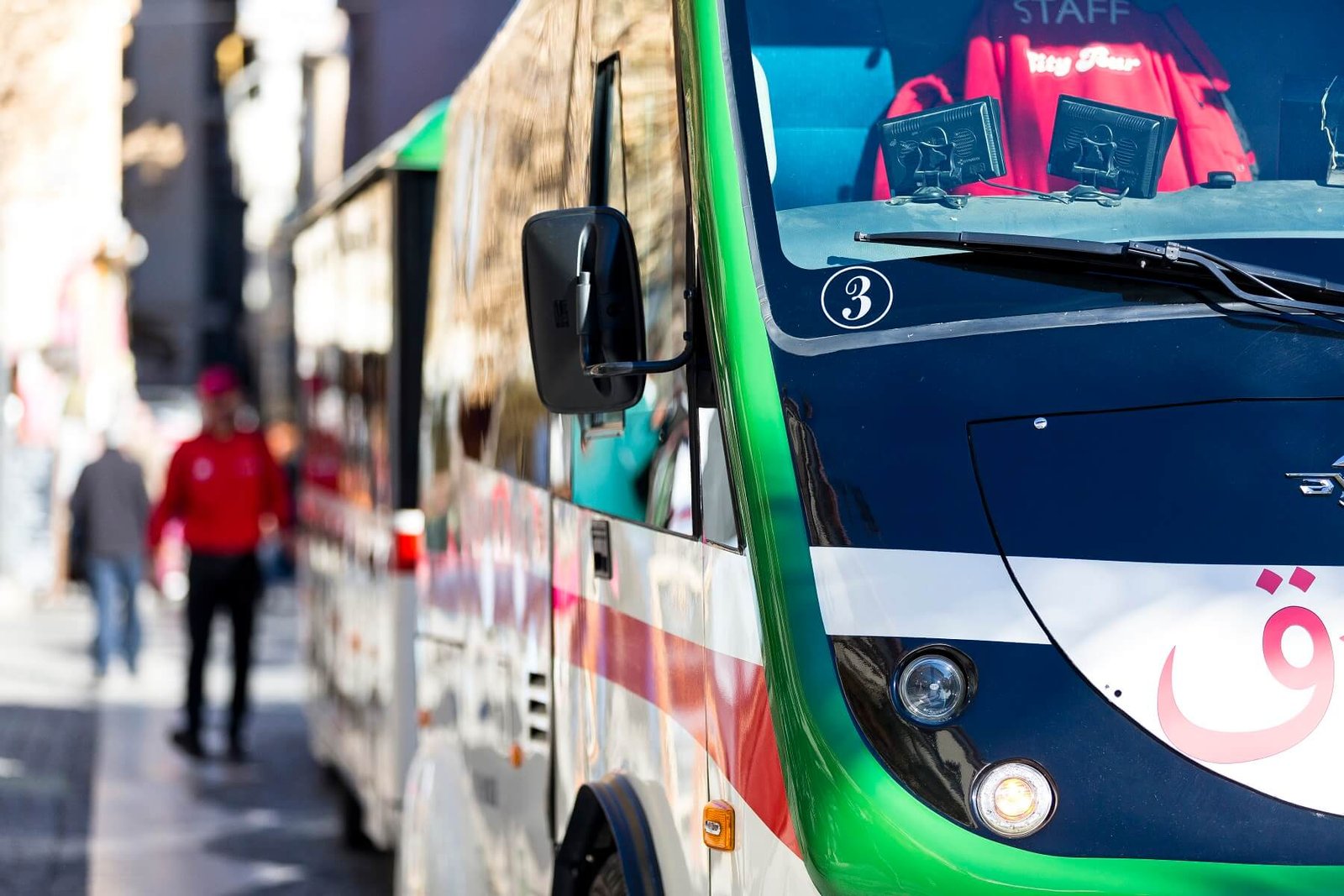 tren turistico recorriendo las calles de granada