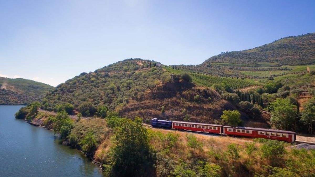 tren viajando por paisajes espanoles