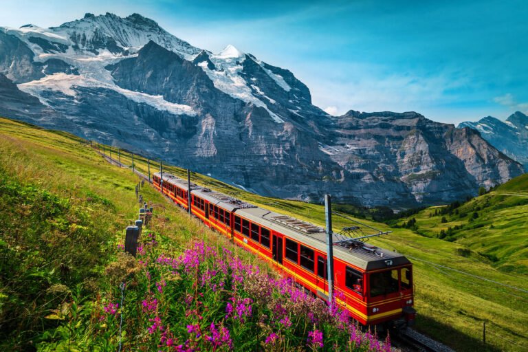 Hay trenes de Torrelavega a Madrid con Renfe disponibles hoy