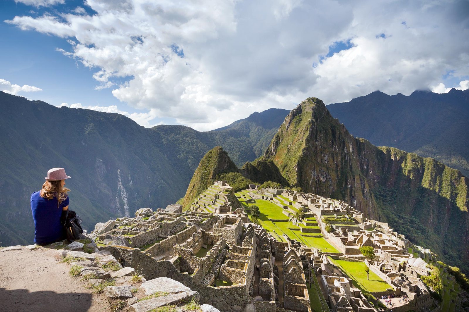 turista frente a machu picchu al amanecer