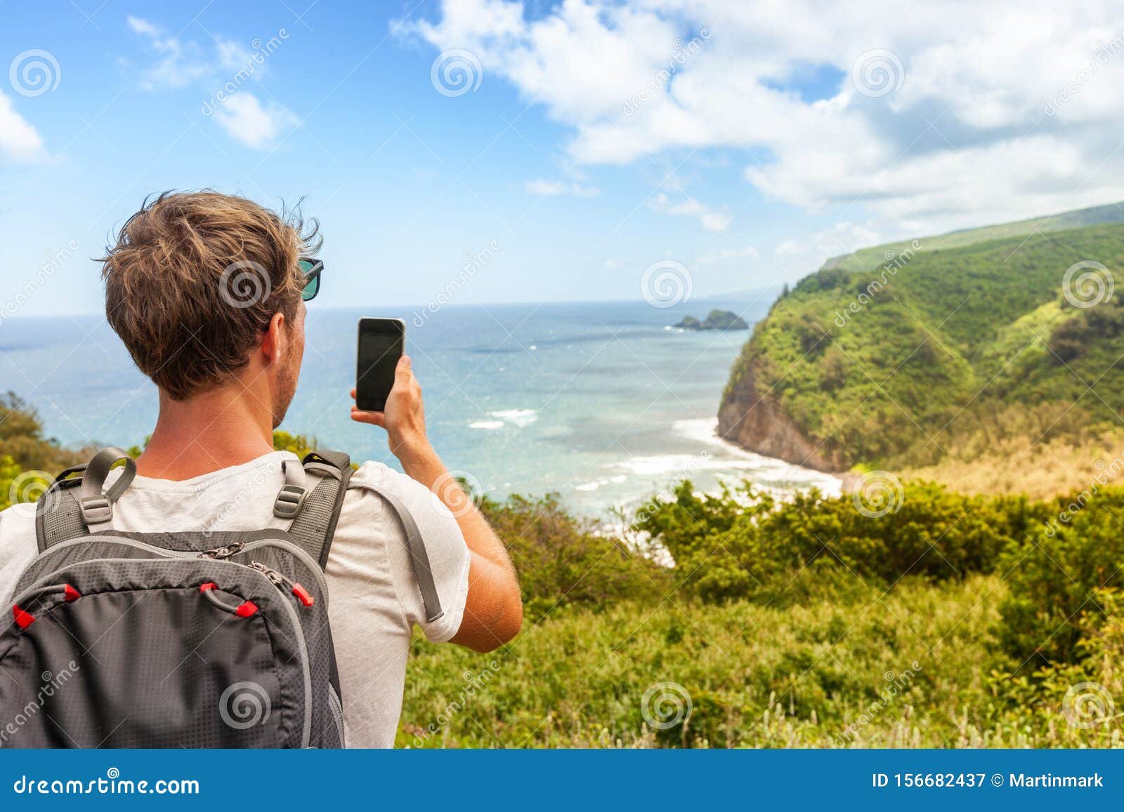turista utilizando su telefono movil en ee uu