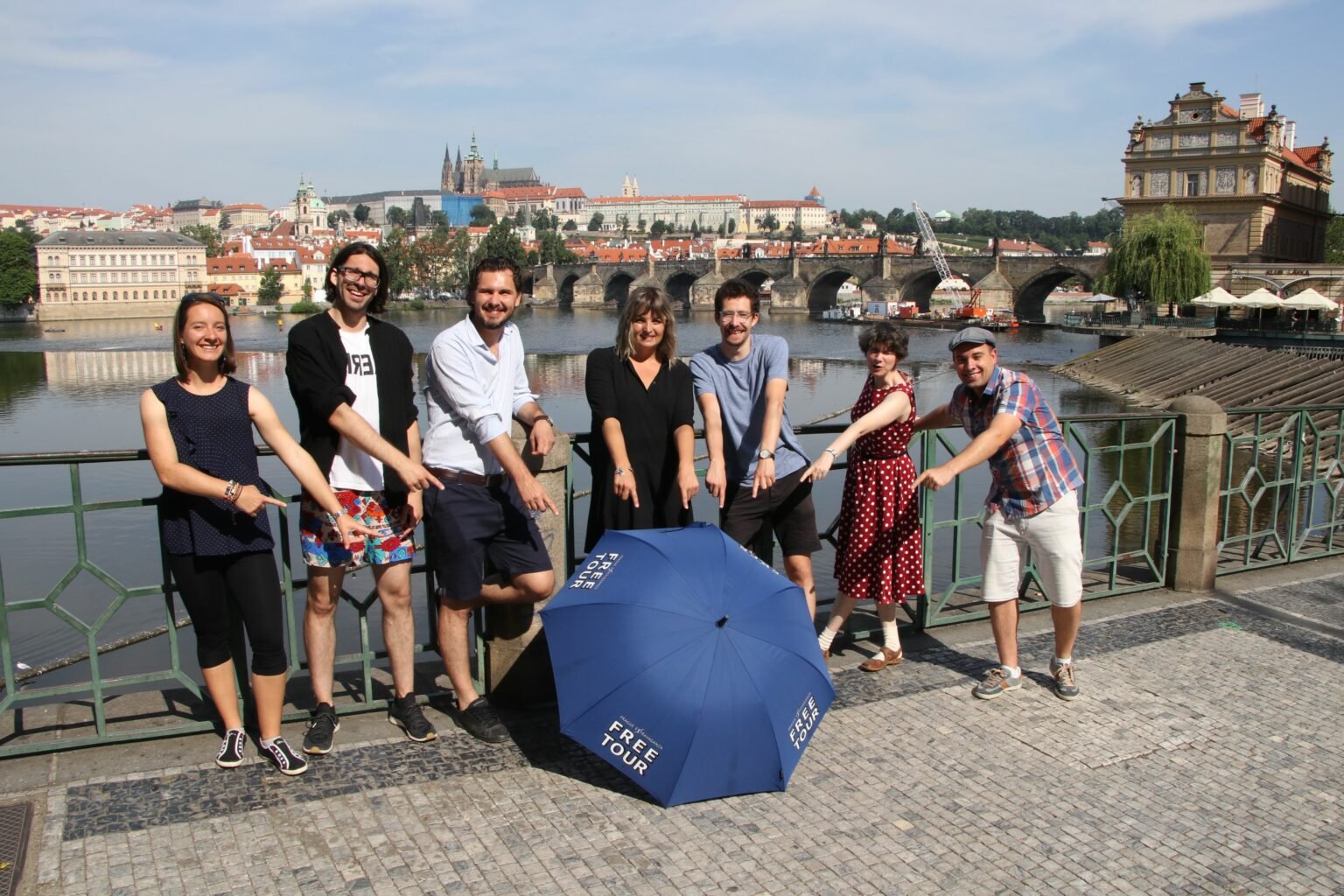 turistas explorando praga en un free tour