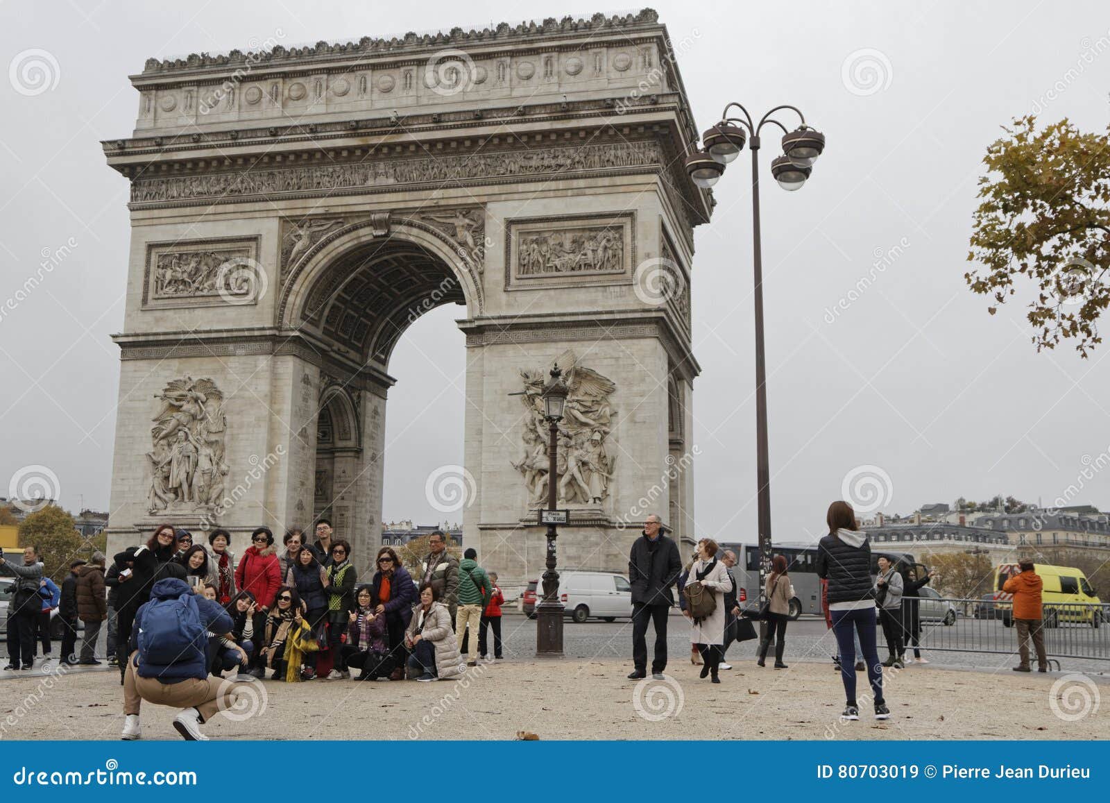turistas frente al arco de triunfo