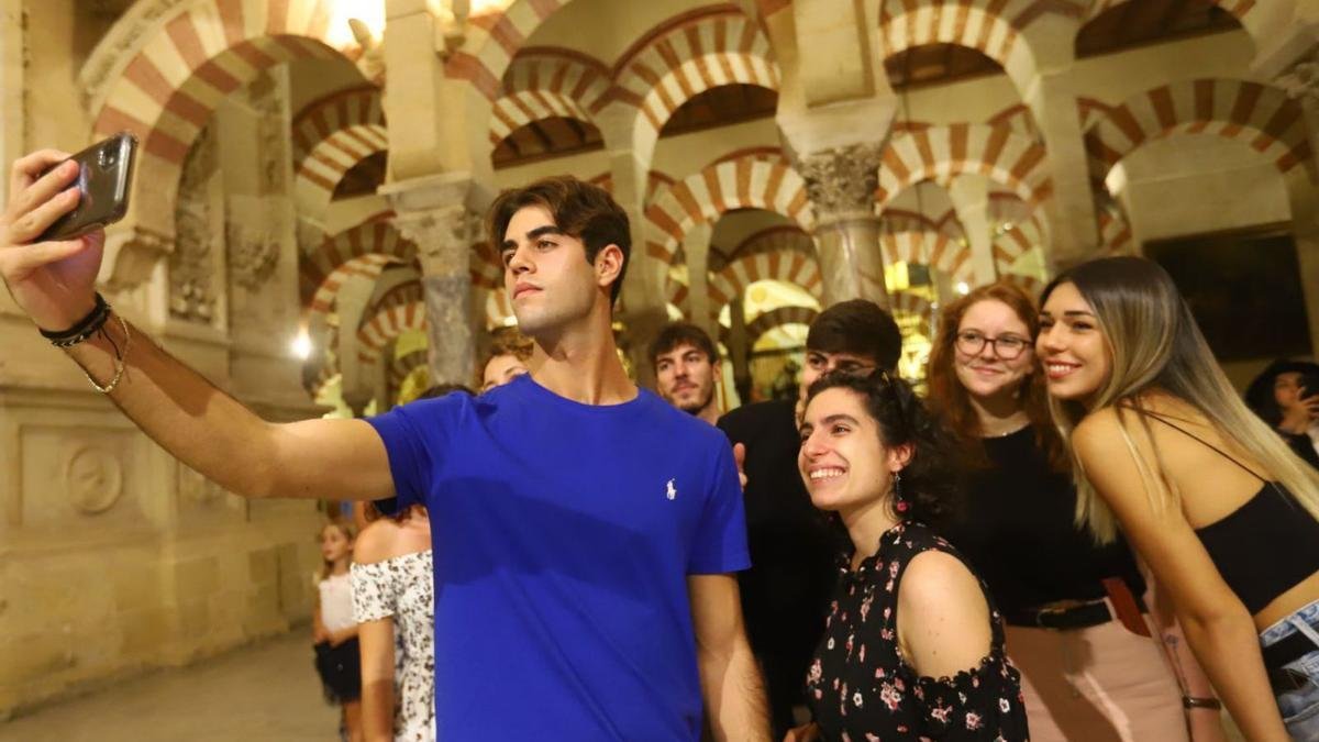 visitantes disfrutando de la mezquita de cordoba