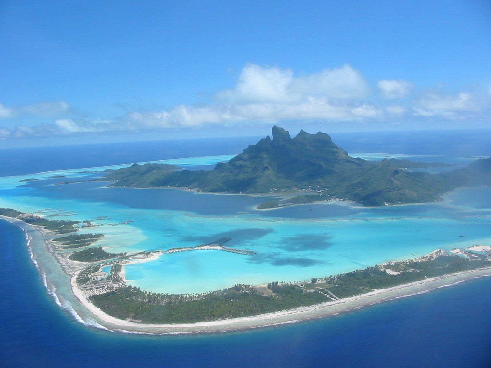 vista aerea de bora bora y su laguna