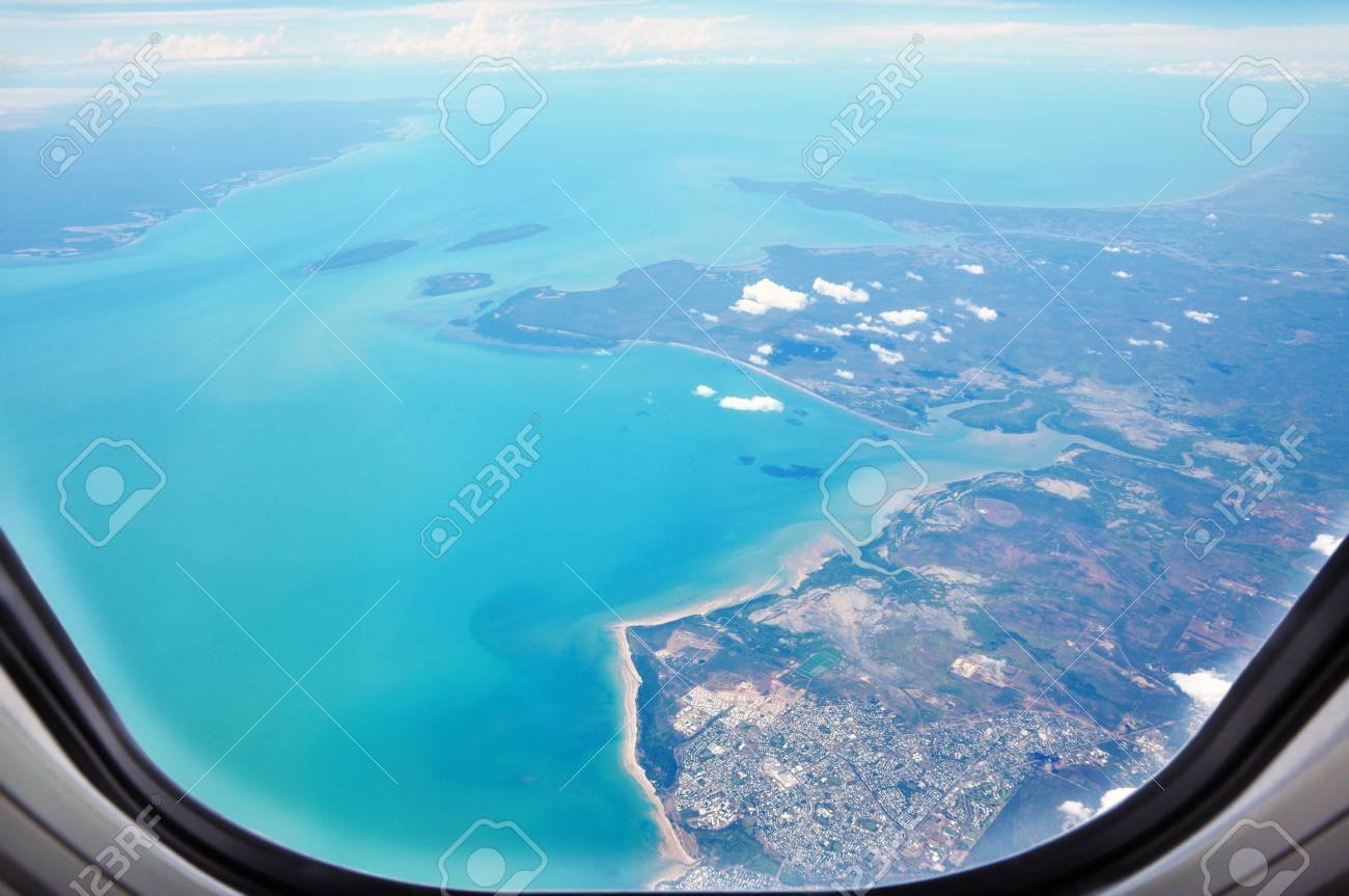 vista aerea de un avion sobre el mar