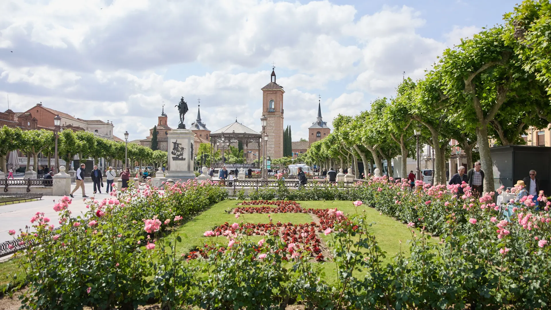 vista de alcala de henares con edificios