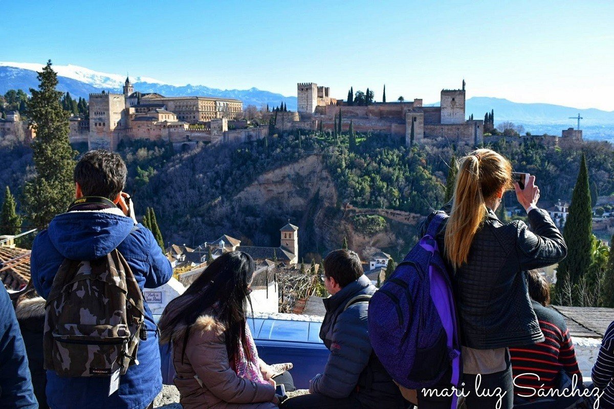 vista de la alhambra con turistas