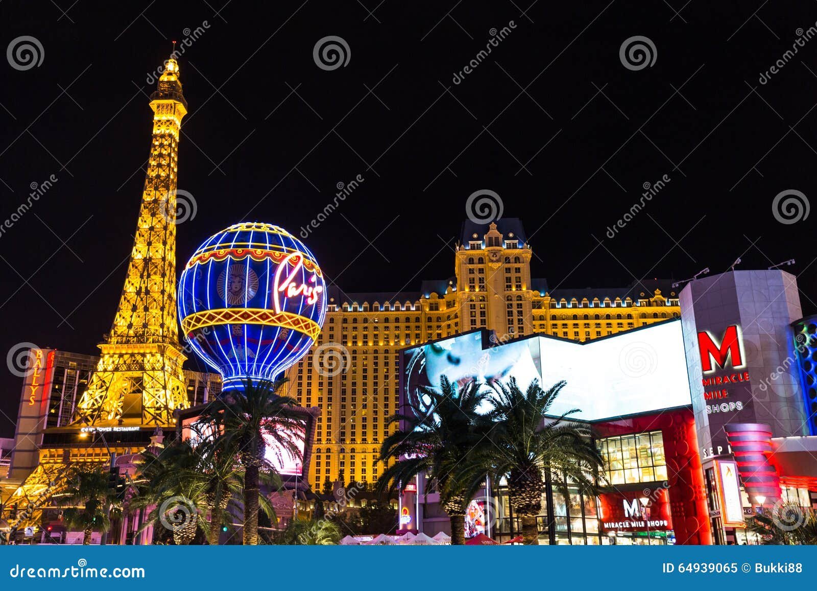 vista del hotel paris las vegas de noche