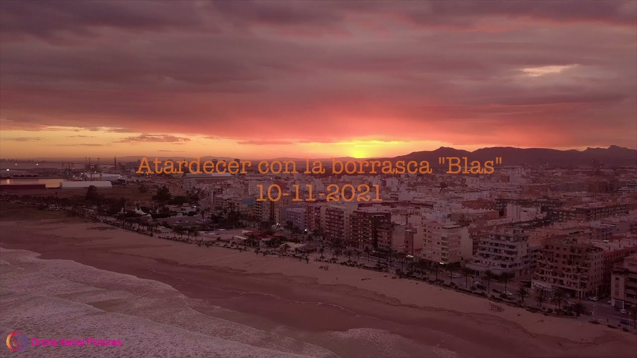 vista del puerto de sagunto al atardecer