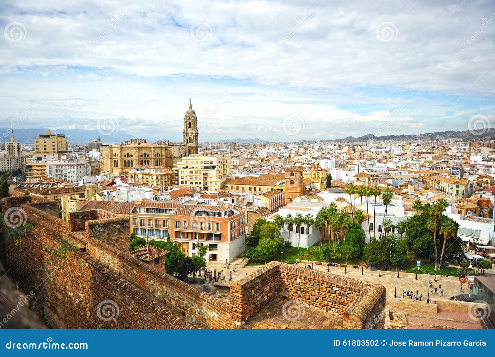 vista panoramica de malaga con edificios