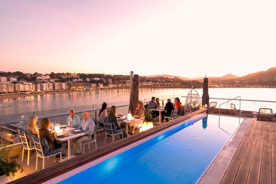 vista panoramica de san sebastian y restaurantes